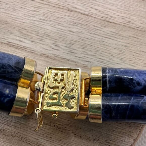 Sodalite and gold tone Chinese good fortune gold plated bracelet - Picture 4 of 13
